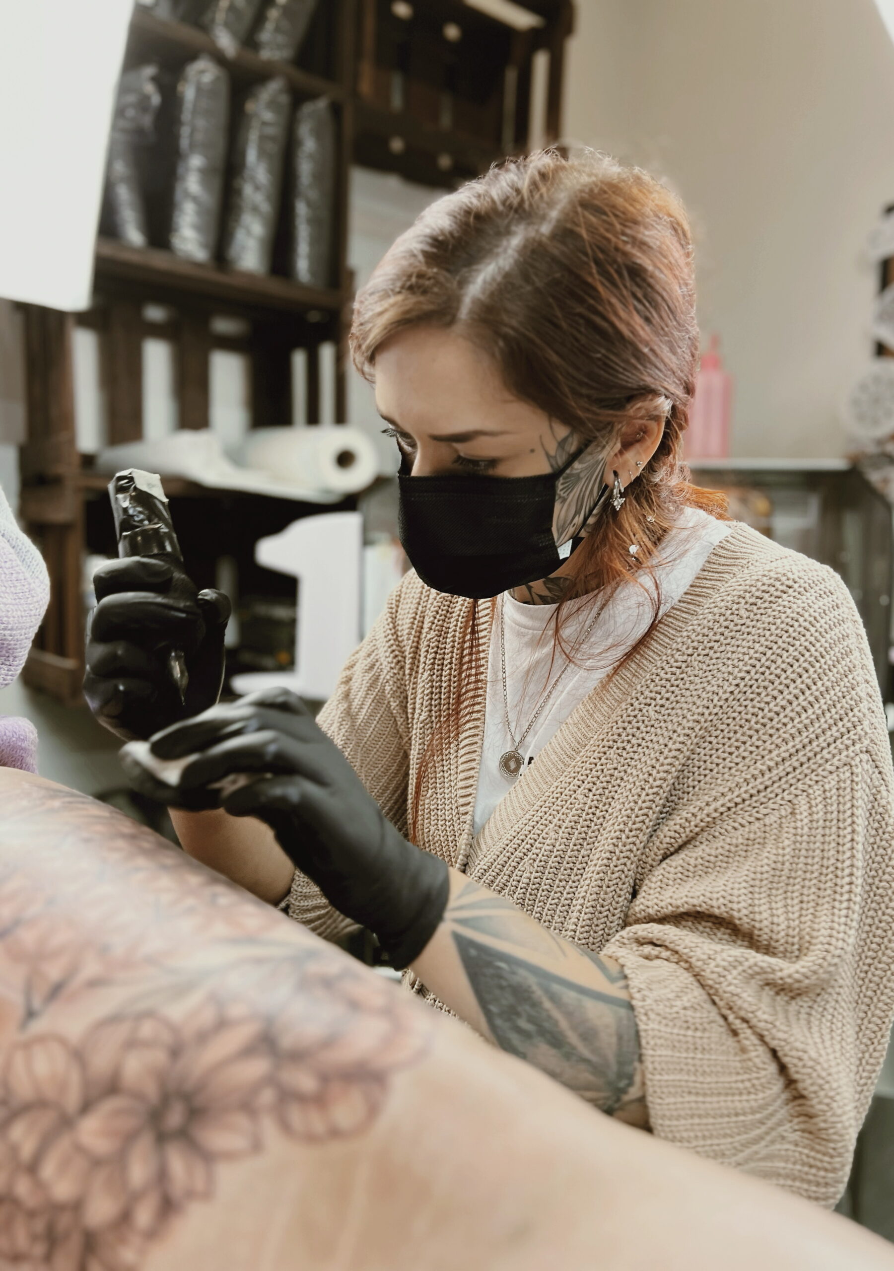 Tattoo Artist Charmaine Désirée Tattoo während der Arbeit