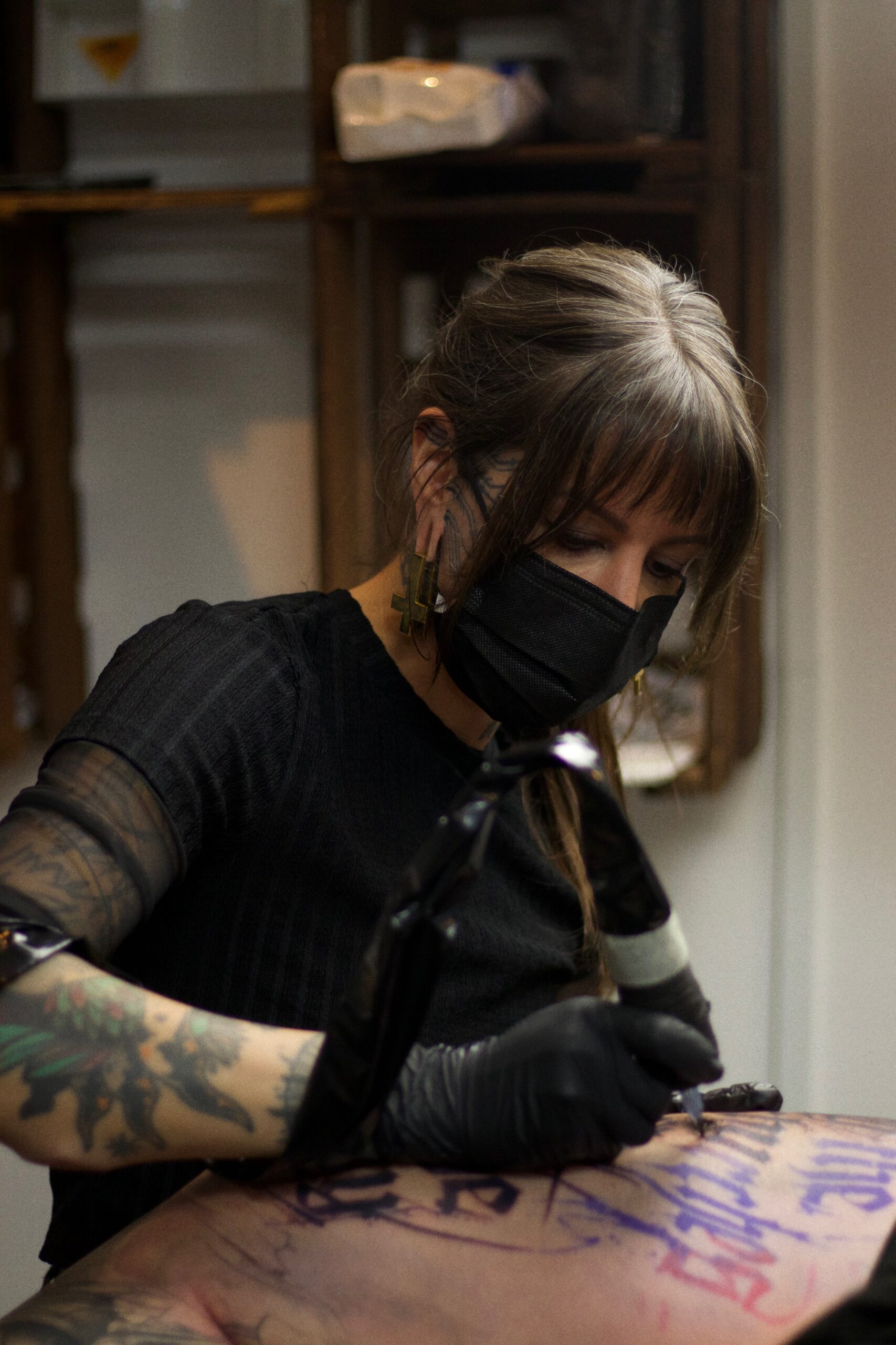 Tattoo Artist Karo Dame während der Arbeit