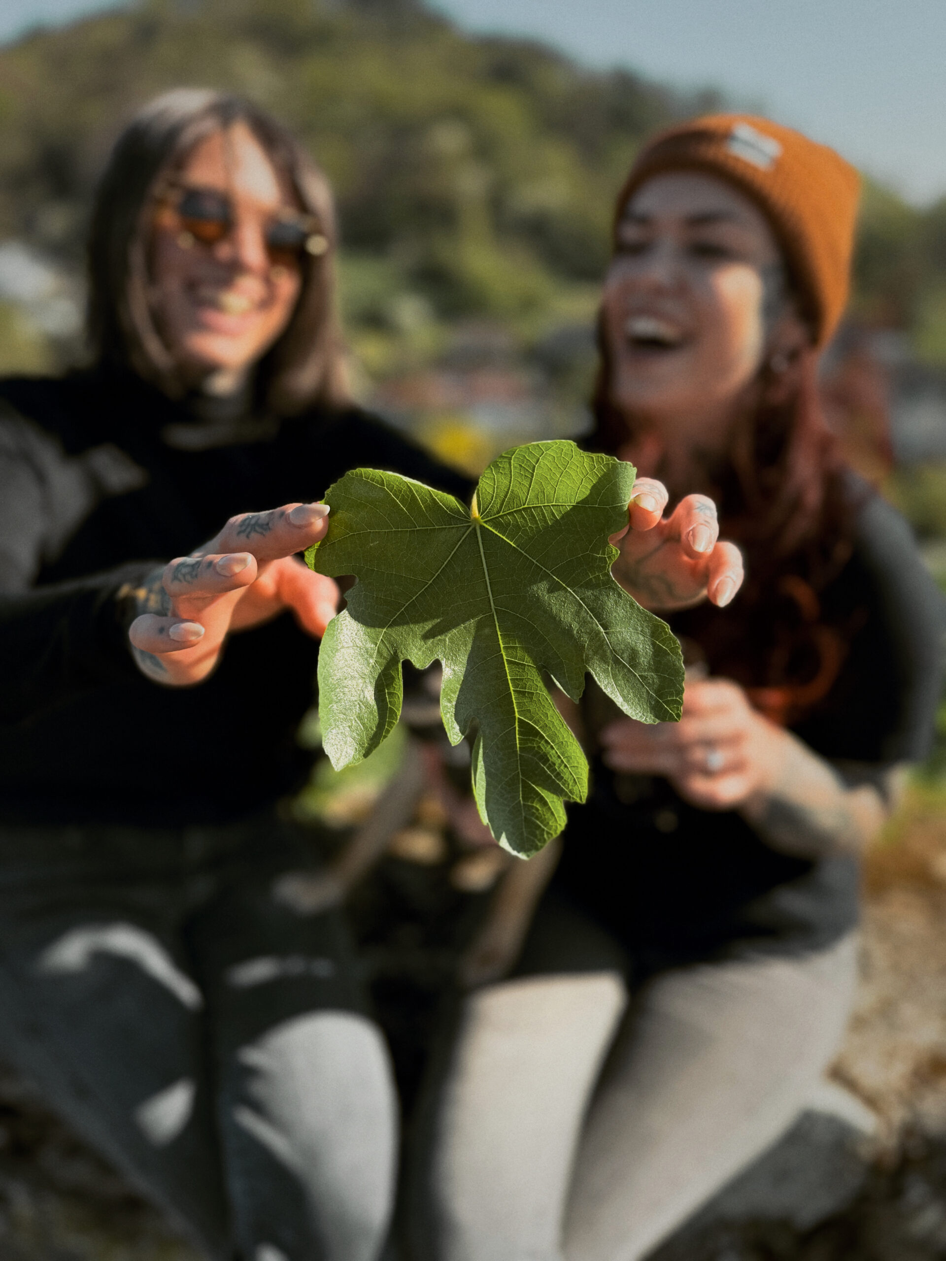 Karo und Charmaine halten ein Feigenblatt in die Kamera