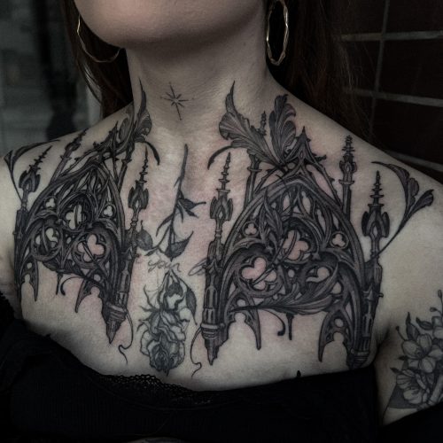 Tattoo von Karo Dame auf der Brust und dem Hals