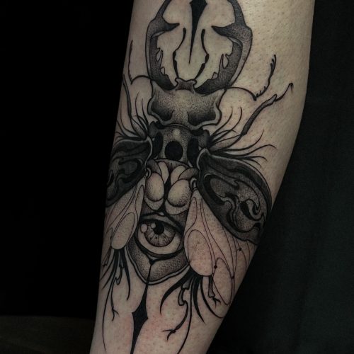 Tattoo von Karo Dame auf dem Schienbein