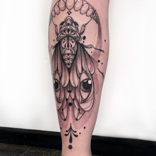 Motten-Tattoo von Charmaine Désirée Tattoo auf dem Schienbein